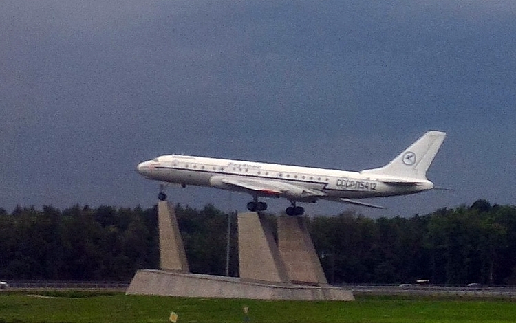 Памятник самолёту ТУ-104 во Внуково