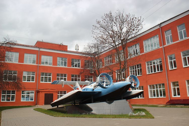 Памятник экраноплану «Волга-2» в Нижнем Новгороде