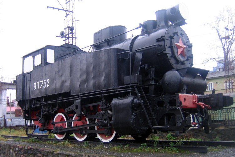 Памятник-паровоз 9П в Перми