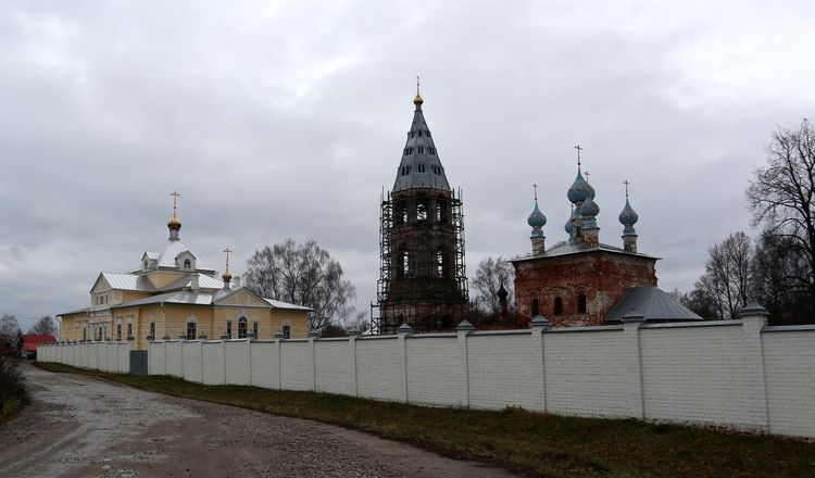 Введенская и Владимирская церкви в Введенье