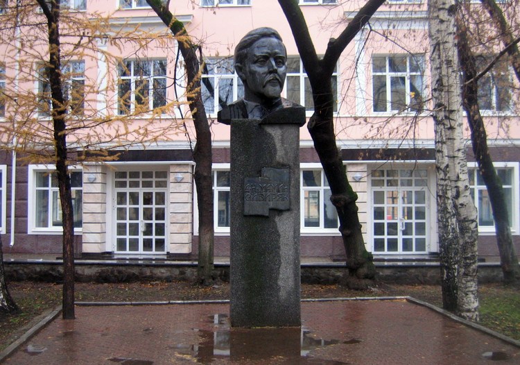 Памятник Мамину-Сибиряку в Перми