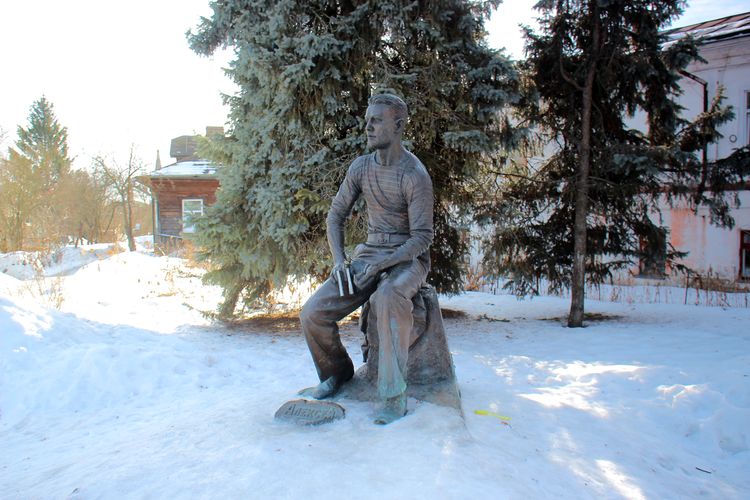 Памятник Алексею Лебедеву в Суздале