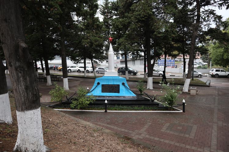 Братская могила советских моряков в Туапсе