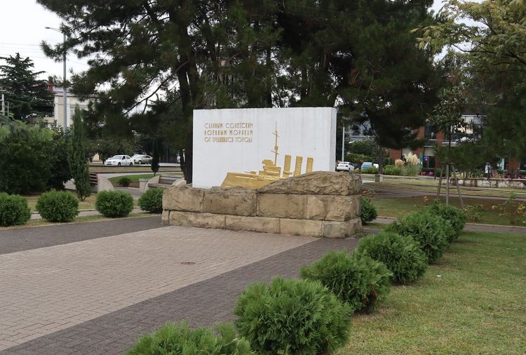 Памятник морякам на набережной Туапсе