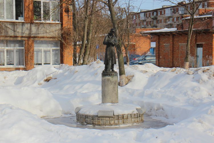 Памятник дворнику во Владимире