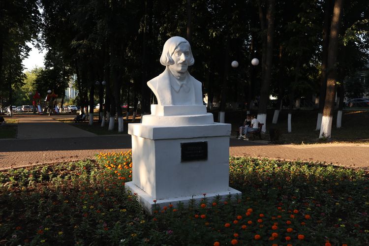 Памятник Н. В. Гоголю во Владимире