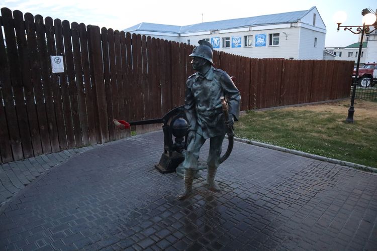Памятник пожарному во Владимире