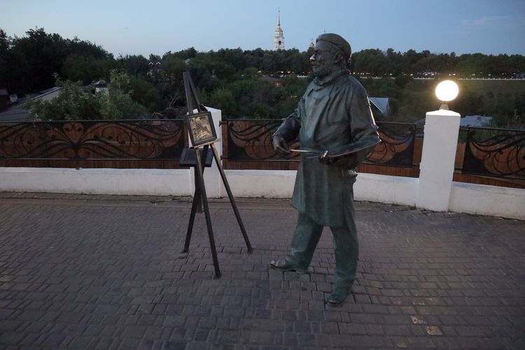 Скульптура «Художник» во Владимире