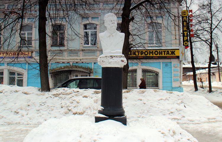 Памятник Горькому в Вязниках